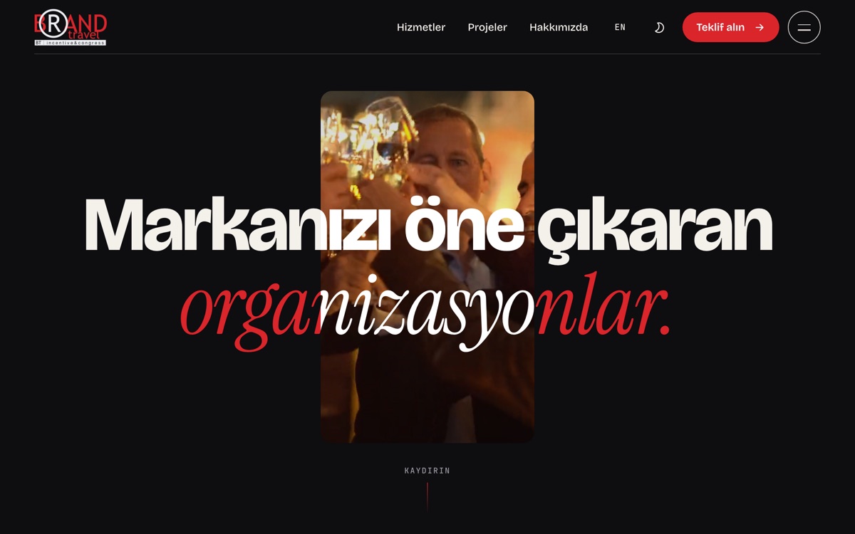 Brand Travel sitesinin giriş ekranı: koyu zemin üzerinde Markanızı öne çıkaran organizasyonlar başlığı.