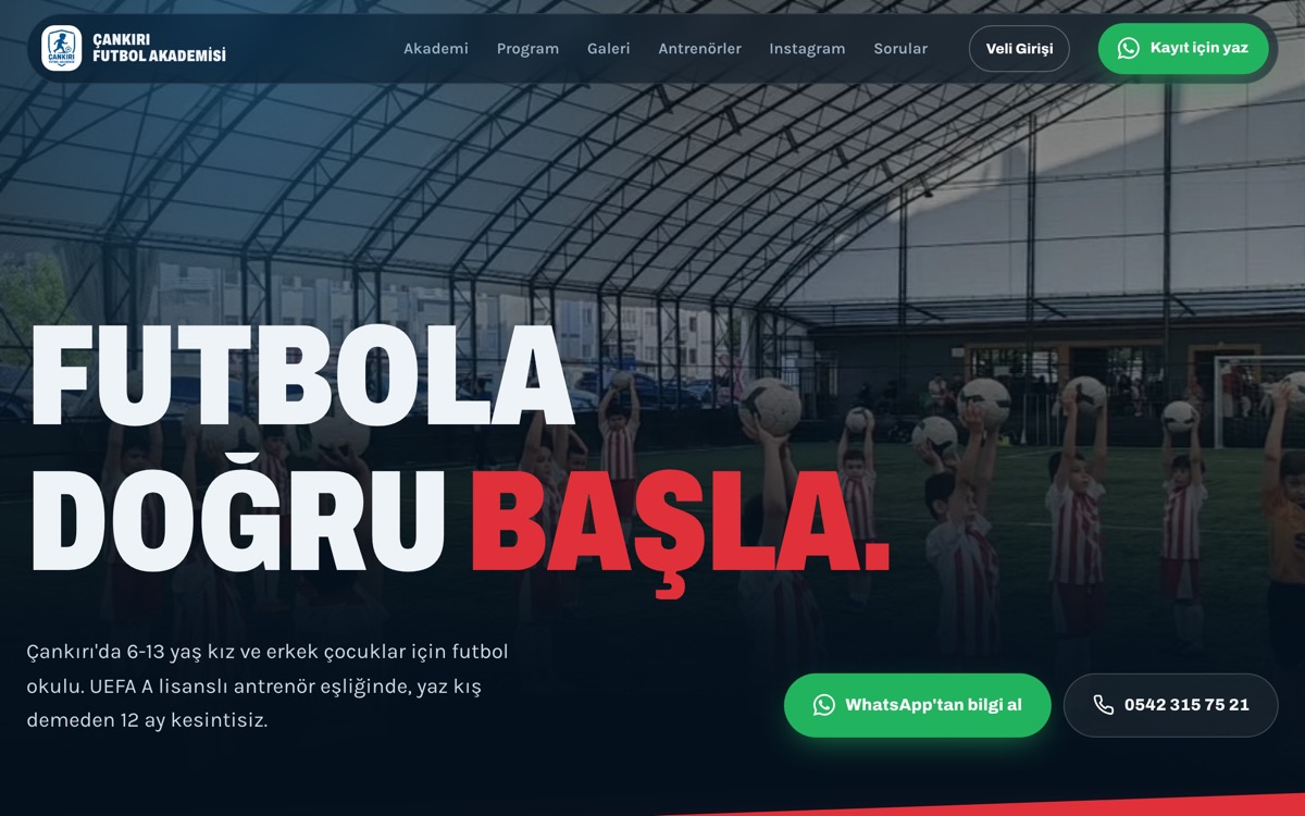 Çankırı Futbol Akademisi sitesinin giriş ekranı: kapalı sahada top kaldıran çocuklar ve FUTBOLA DOĞRU BAŞLA başlığı.